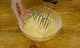 Cum se face prajitura Esterhazy dupa reteta clasica acasa? Cand pregatiti prajitura incepeti cu crema. Trebuie să combinăm gălbenușurile de ou, amidonul și zahărul. Bateți amestecul rezultat timp de câteva minute. Ar trebui să devină complet omogen. 