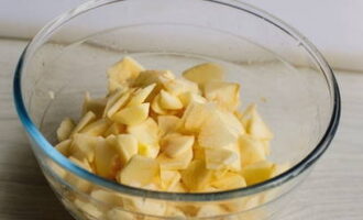 Upang ihanda ang pagpuno, hugasan ang mga mansanas, alisan ng balat at gupitin ang mga ito sa mga piraso, mas mabuti na mga cube. Budburan ang mga ito ng citric acid upang maiwasan ang pagdidilim ng mga mansanas.