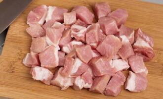 Upang maghanda ng bigus mula sa sariwang repolyo, hugasan ang baboy, linisin ang karne mula sa mga puting ugat at gupitin sa maliliit na cubes. Upang maghanda ng bigus mula sa sariwang repolyo, hugasan ang baboy, linisin ang karne mula sa mga puting ugat at gupitin sa maliliit na cubes.