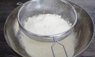 Làm thế nào để nướng bánh xèo nước ngon với trứng? Rây hai ly bột mì bằng lưới lọc. Điều này sẽ cung cấp đầy đủ oxy và bánh kếp sẽ thoáng hơn.