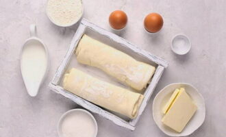 Com fer el pastís Napoleó amb pasta de full feta a casa? Prepareu tots els ingredients necessaris segons la llista. Traieu la mantega de la nevera amb antelació perquè quedi suau.