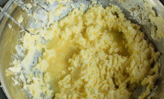 Talunin ang mantikilya sa temperatura ng silid sa isang panghalo hanggang mahimulmol at magdagdag ng isang kutsara sa isang pagkakataon sa pinaghalong yolk-sugar, patuloy na matalo hanggang sa ang cream ay makinis at makintab. 