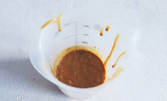 Adaugati gelatina cu ciocolata intr-un pahar mare si umpleti totul cu crema. Amestecul se face piure cu un blender si se lasa sa se raceasca.