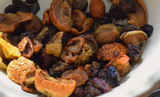 Hoe maak je heerlijke compote van gedroogd fruit? Sorteer, was de droge vruchten en plaats ze in een vergiet om uit te lekken.