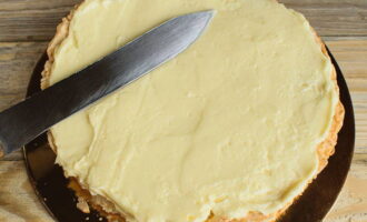 Maglagay ng isang kutsarang puno ng light cream sa isang tray o flat dish, ilagay ang unang layer ng cake at ikalat ang light cream dito gamit ang isang spatula o isang malawak na kutsilyo, pagkatapos ay ilagay ang pangalawang layer ng cake at pindutin ito nang bahagya upang lumabas ang cream sa ang mga gilid. Papayagan nito ang mga cake na magbabad nang maayos. 