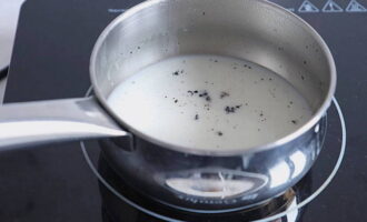 Să trecem la pregătirea ultimului mousse. Înmuiați gelatina în apă rece. Se toarnă laptele într-o cratiță și se adaugă semințele dintr-o jumătate de păstaie de vanilie și pastaia în sine. Aduceți laptele la fiert și lăsați-l să fiarbă 5-10 minute. Apoi scoatem pastaia de vanilie din lapte si o aducem din nou la fiert.