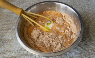 Hur gör man en läcker chokladkaka hemma? Blanda mjöl, socker, kakao och läsk i en djup skål.Tillsätt smält smör, kycklingägg och grädde till dem. Vispa ingredienserna till en jämn smet.