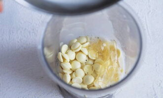 Adaugati gelatina cu ciocolata alba intr-un pahar inalt si umpleti cu lapte. Amesteca totul bine cu un blender. Lasati ganache-ul sa se raceasca si apoi adaugati frisca. 