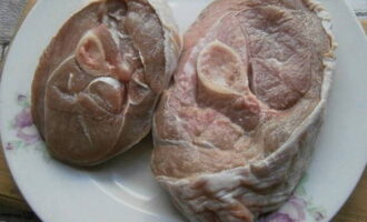 Cum să gătești fripturi de curcan suculente și gustoase la cuptor? Spalam carnea sub jet de apa rece. Să ne usucăm. Cum să gătești fripturi de curcan suculente și gustoase la cuptor? Spalam carnea sub jet de apa rece. Să ne usucăm.