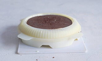 Se toarnă restul de mousse și se îneacă în el biscuitul de ciocolată. Deasupra ar trebui să fie mousse de ciocolată neagră. Pune prajitura la congelator pentru cel putin 5 ore. 