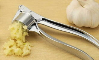 Paghiwalayin ang bawang mula sa balat, kumuha ng 3 cloves at ipasa ang mga ito sa pamamagitan ng isang pindutin. Kung walang ganoong tool, i-chop lang sila ng kutsilyo.