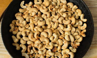 Iprito ang cashew nuts sa isang cast iron skillet o baking sheet, pagkatapos ay i-chop o gilingin sa isang mortar hanggang sa mabuo ang mga magaspang na mumo. 