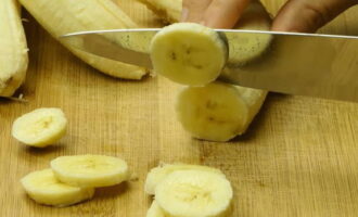 Skala bananerna och skär i 0,5 centimeter tjocka skivor.