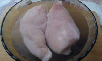 ขจัดไขมันและฟิล์มที่เหลือออกจากเนื้อไก่ ล้างออกด้วยน้ำไหล และเช็ดให้แห้งด้วยกระดาษชำระ จุ่มเนื้อที่เตรียมไว้ลงในน้ำเกลือ ตรวจสอบให้แน่ใจว่าได้คลุมด้วยน้ำสนิทแล้ว ทิ้งเนื้อไว้กับเกลือประมาณ 1.5-2 ชั่วโมง