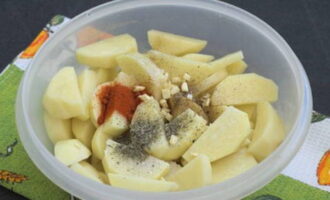 Com cuinar deliciosament un gall dindi amb patates al forn? Peleu les patates, talleu-les a rodanxes mitjanes i poseu-les en un bol. Afegiu l'alfàbrega, la sal, l'all picat i una mica d'oli de gira-sol a les patates, remeneu. Com cuinar deliciosament un gall dindi amb patates al forn? Peleu les patates, talleu-les a rodanxes mitjanes i poseu-les en un bol. Afegiu l'alfàbrega, la sal, l'all picat i una mica d'oli de gira-sol a les patates, remeneu.