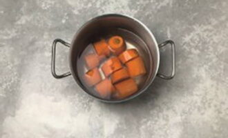 Hur lagar man läckra morotskotletter? Tvätta morötterna noggrant, skala dem, skär dem i flera bitar, lägg dem i en kastrull och täck med vatten.