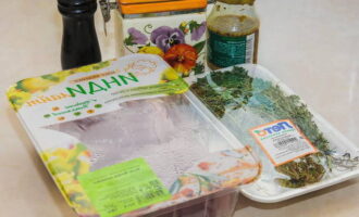 Paano maghurno ng turkey roll sa oven? Ihanda natin ang mga sangkap na kailangan sa paghahanda ng ulam. I-thaw ang turkey fillet nang maaga.