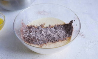 Acum adăugați ingredientele uscate în masa de ouă, amestecând cu o spatulă de silicon sau un mixer la viteză mică. Aluatul trebuie să-și păstreze volumul, așa că încercați să amestecați totul cu grijă.