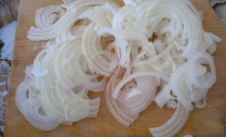 Balatan ang sibuyas at gupitin sa kalahating singsing. Balatan ang sibuyas at gupitin sa kalahating singsing.