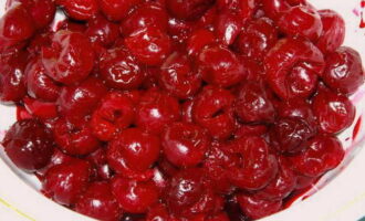 Cách làm bánh Drunken Cherry theo công thức cổ điển tại nhà? Đầu tiên bạn cần chuẩn bị quả anh đào say. Loại bỏ các hố trên quả anh đào. Để trang trí, hãy để lại một vài quả anh đào có hột.