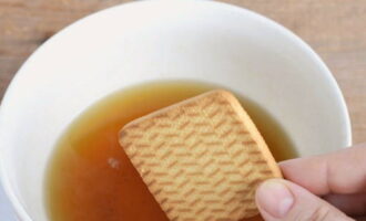 Hur gör man banankaka hemma? Brygg starkt te och kyl det. Doppa kakorna i tebladen.