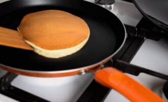 Egy spatula segítségével fordítsa meg a terméket, és süsse aranybarnára a másik oldalát.