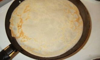 După ce ați pregătit aluatul, încălziți bine tigaia. Ungeți suprafața cu unt și turnați amestecul de făină. Prăjiți produsul până când devine auriu pe ambele părți.