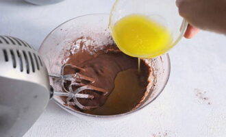 Apoi, adăugați untul topit în aluat și amestecați cu un mixer la viteză mică.