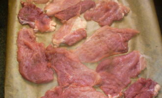 วางหมูในเตาอบที่อุ่นไว้บนถาดอบที่ปูกระดาษรองอบไว้แล้วตั้งไฟอ่อนๆ โดยเปิดประตูเตาอบเล็กน้อยจนสุก 