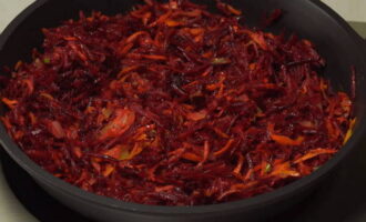 Giet de bieten in dezelfde pan en voeg indien nodig plantaardige olie toe. Breng de groenten op smaak met tomatenpuree, bestrooi ze naar eigen inzicht met een snufje suiker, zout en peper en laat ze ongeveer tien minuten sudderen tot ze volledig gaar zijn. Als de groenten niet genoeg vloeistof bevatten, voeg dan een pollepel bouillon toe.