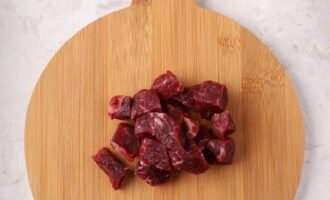 Paano ihanda ang Georgian dish na Chanakhi ayon sa klasikong recipe? Hugasan ang karne at gupitin sa mga cube.
