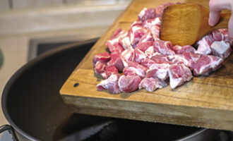 Om ojakhuri te bereiden, bereidt u de ingrediënten voor. Was het vlees en dep het droog met keukenpapier. Snijd vervolgens in blokjes en bak in plantaardige olie.