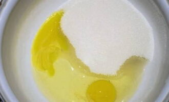 Hogyan készítsünk egyszerű és finom almás pitét a sütőben? Törj fel két csirke tojást egy mély tálba. Adjunk hozzá cukrot, sót és vanillint. A keveréket felverjük.