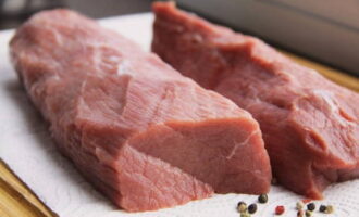 Hoe rundvleesbasturma thuis koken? Spoel het vlees af onder water en droog het af met keukenpapier. Verwijder onmiddellijk aderen en vet. Een te groot stuk kan in meerdere stukken worden gesneden.