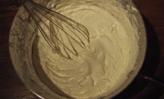 Låt oss börja förbereda gräddfil: mal mjukt smör vid rumstemperatur med socker och kombinera med gräddfil. Vispa den färdiga blandningen med en mixer tills skum bildas.