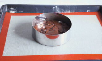 Preîncălziți cuptorul la 180°C. Se toarna aluatul intr-o forma de 14 cm diametru si se da la cuptor pentru 20-30 de minute. Verificați pregătirea cu o scobitoare. Daca din tort iese uscat, atunci este gata.