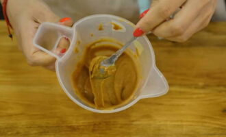 Folosind un blender, transformați amestecul nostru de nuci într-o pastă. Asigurați-vă că porniți blenderul la viteză maximă, astfel încât pasta să devină uleioasă. 