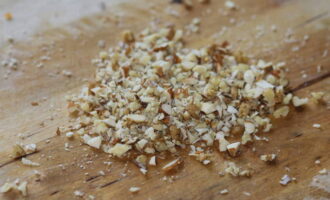 Vervolgens moeten we de amandelen malen. Dit kan gedaan worden met behulp van een stamper, die in de keuken van vrijwel elke huisvrouw verkrijgbaar is. Als je er geen hebt, kun je een koffiemolen gebruiken. Je zou kleine stukjes amandelen moeten krijgen, maar zonder er meel van te maken. Snijd vervolgens de zongedroogde tomaten in dunne stukjes en rasp de Parmezaanse kaas fijn.Je kunt de Parmezaanse kaas op een alternatieve manier versieren door hem in dunne reepjes te snijden. 