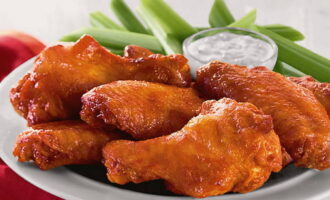 Painitin ang oven sa 220 degrees, balutin ang baking sheet na may langis ng gulay, maaari mo ring gamitin ang pergamino para sa pagluluto sa hurno. Ilagay ang mga pakpak ng manok at maghurno ng 25 minuto. 