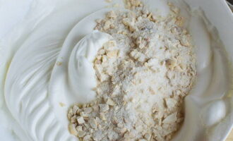 Pagsamahin ang bulk mixture sa whipped protein foam, haluin gamit ang regular na kutsara at magdagdag ng 1-2 tbsp sa isang pagkakataon. l. ardilya. Kailangan mong paghaluin ang masa ng protina nang paunti-unti upang mapanatili ang isang mahangin na pagkakapare-pareho. 