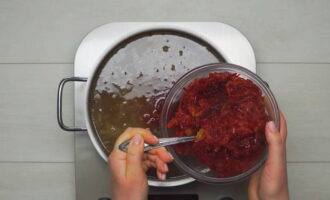 Controle van de bereidheid van de aardappelen. Als de aardappelrepen gekookt zijn, is het tijd om beide frietjes toe te voegen, en dan de geraspte kool. Breng alle ingrediënten aan de kook en kook tot de kool zacht wordt. Voeg op het einde kruiden naar smaak en gehakte knoflook toe. 