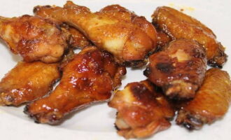 ใส่น้ำมันพืชลงในกระทะให้ทั่ว ตั้งไฟให้ร้อนปานกลาง แล้ววางปีกไก่ไว้ จากนั้นใส่ซอสที่เตรียมไว้ลงไปผัดปีกไก่จนซอสปิดสนิท ทอดโดยใช้ไฟปานกลางประมาณ 20-25 นาที จนเป็นสีน้ำตาลทอง