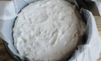 Iguhit ang ilalim at gilid ng dalawang baking dish na may pergamino, at grasa ang mga silicone molds ng langis, pagkatapos ay ipamahagi ang kuwarta at, kung kinakailangan, pakinisin ang ibabaw nito gamit ang isang kutsara.  
