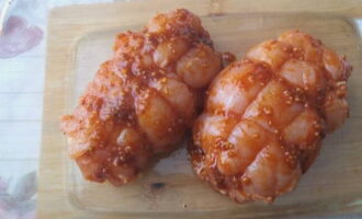 เคลือบเนื้อปลาให้ทั่วด้วยน้ำดองที่เตรียมไว้ทุกด้าน และหมักทิ้งไว้อย่างน้อย 1.5-2 ชั่วโมง 