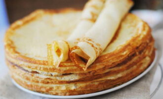 Mỡ bánh kếp đã hoàn thành với bơ để tạo hương vị.