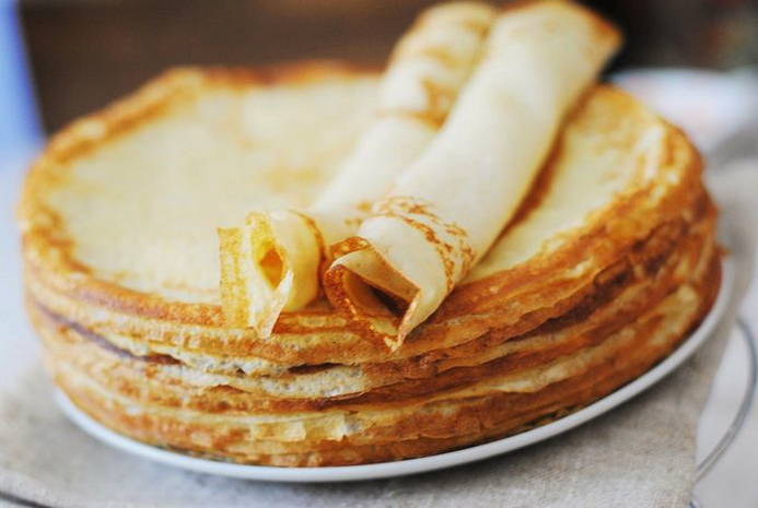 Bánh kếp trên nước với trứng