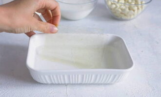 Următorul pas este pregătirea mousse-ului de ciocolată neagră. Mai întâi, luați o foaie de gelatină și înmuiați-o în apă rece.