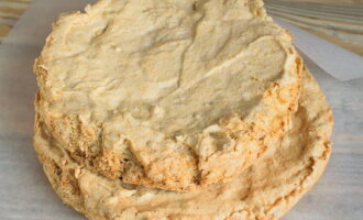 Painitin muna ang oven sa 130 degrees at panatilihin ang mga cake doon nang hindi bababa sa 2 oras hanggang sa makakuha sila ng malambot na creamy na kulay. I-off ang oven at hayaang lumamig nang lubusan ang mga cake, pagkatapos ay maingat na alisin ang mga ito mula sa kawali at iwanan hanggang sa ganap na lumamig sa loob ng isang oras at kalahati. 