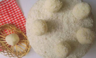 Sau khi bánh nguội khoảng 4-5 tiếng thì có thể bắt đầu trang trí. Theo truyền thống, rắc dừa nạo và trang trí bằng kẹo Raffaello nhỏ. Bánh đã sẵn sàng.