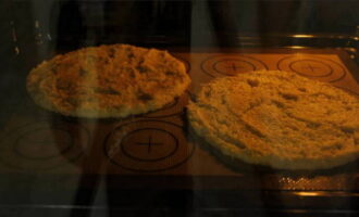 Puneți aluatul rezultat într-o pungă de patiserie. Cu ajutorul lui, începem să așezăm amestecul pe pergament. Forma prăjiturii trebuie să fie rotundă. Masa noastră poate face aproximativ 5 prăjituri. Cu toate acestea, numărul lor depinde de dimensiunea cercului pe care îl aplicați pe pergament. Coaceți prăjiturile la 160° timp de 20-25 de minute. In acest moment, crema pentru prajitura noastra trebuie pusa la frigider, acoperita cu folie alimentara. 